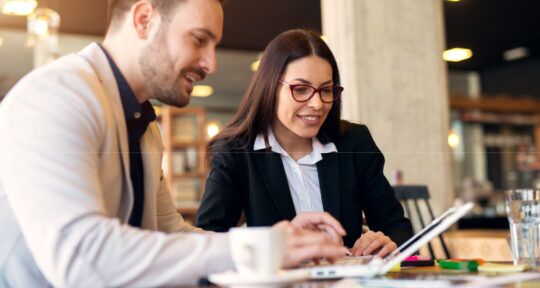 Riconciliazione pagamenti in hotel: due colleghi al lavoro in hotel
