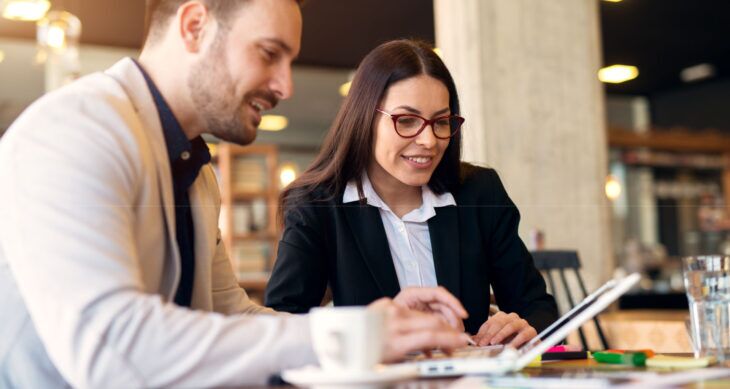 Riconciliazione pagamenti in hotel: due colleghi al lavoro in hotel