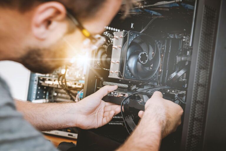 Intervento di un tecnico hardware su un computer aziendale.