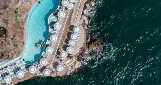 Cover-Referenza-Miramalfi: beach club arroccato sulla scogliera