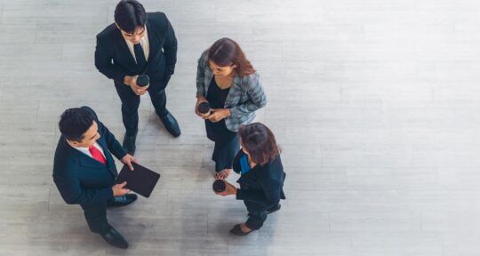 Colleghi a lavoro in hotel , gestione prenotazioni
