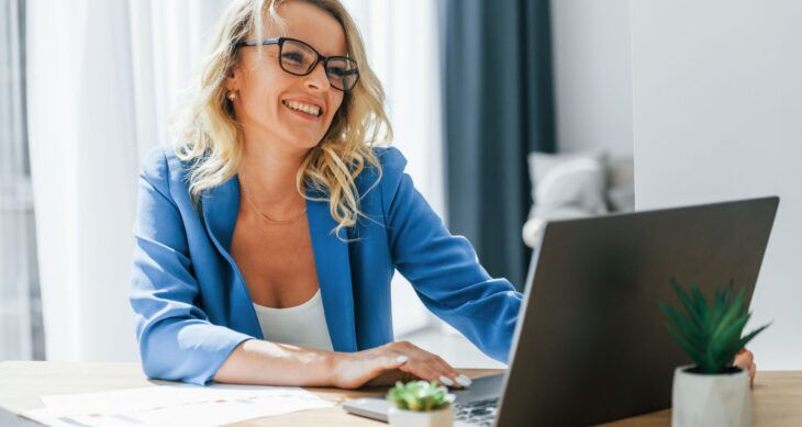 Credit Management. Manager di hotel sorride lavorando al pc