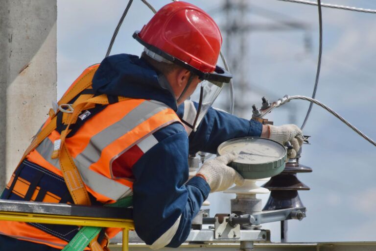 Tecnico dell'assistenza mentre esegue un intervento sul campo.