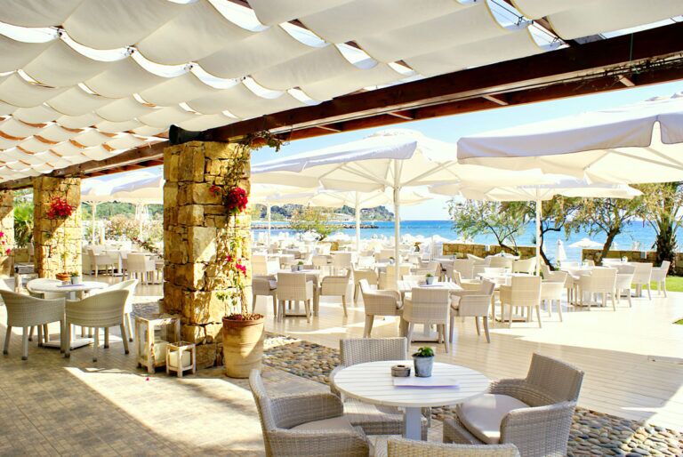 Ristorante sul mare di un villaggio.