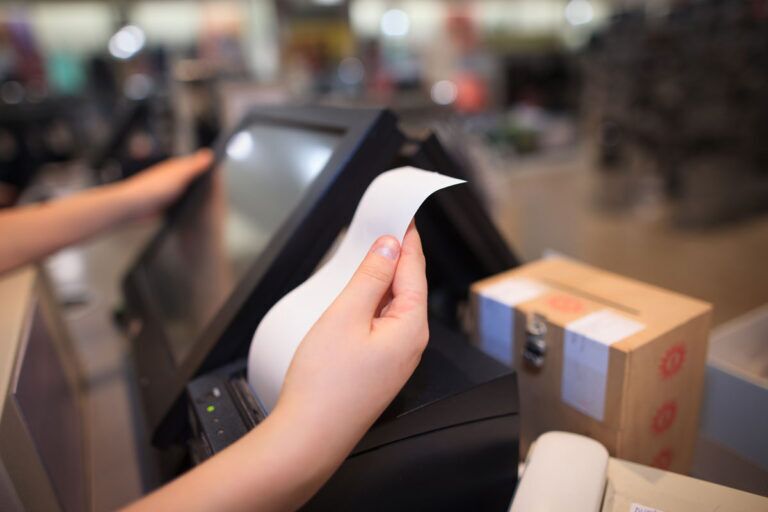 ragazza stampa scontrino fiscale da stampante rt