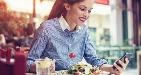 Cliente in hotel riceve un messaggio tramite una strategia omnicanale