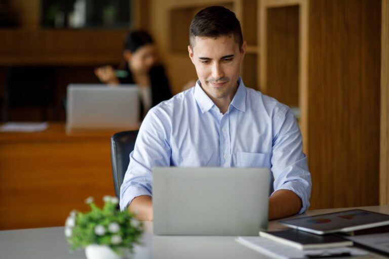 Impiegato amministrativo utilizza servizi Var Hub