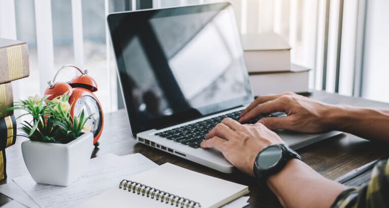 Cover-Software-Back-Office PC alla scrivania con software di back office