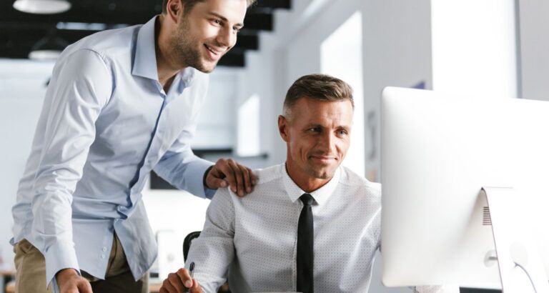 Cover-Software-Sede Due impiegati utilizzano un software di sede per la GDO