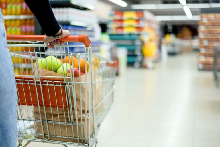 Spesa al supermercato prima di checkout con cassa CTM