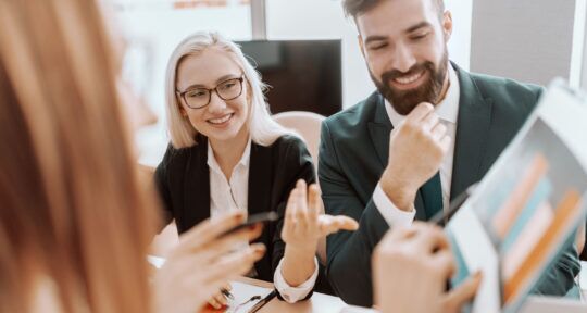 Cover blog costificazione persone sorridenti in riunione che discutono