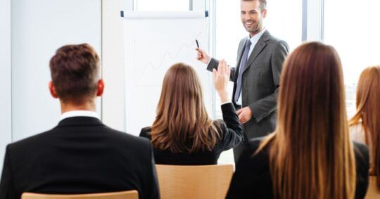 Formación tecnológica en hoteles: cómo preparar a tu equipo para la transformación digital