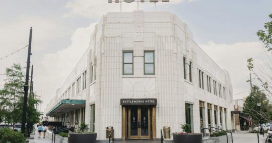 Hospitality fintech: PMS, pagos y monedas digitales en 2026