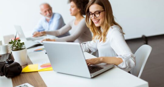 Ragazza utilizza un IDS al pc per l'offerta dell'albergo
