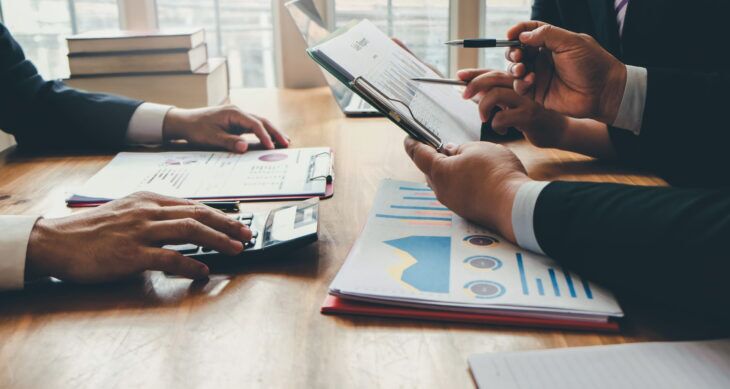 Manager ad un tavolo calcolano indice ADR in hotel