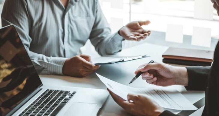 camera DUS. dipendenti hotel alla scrivania gestiscono documenti