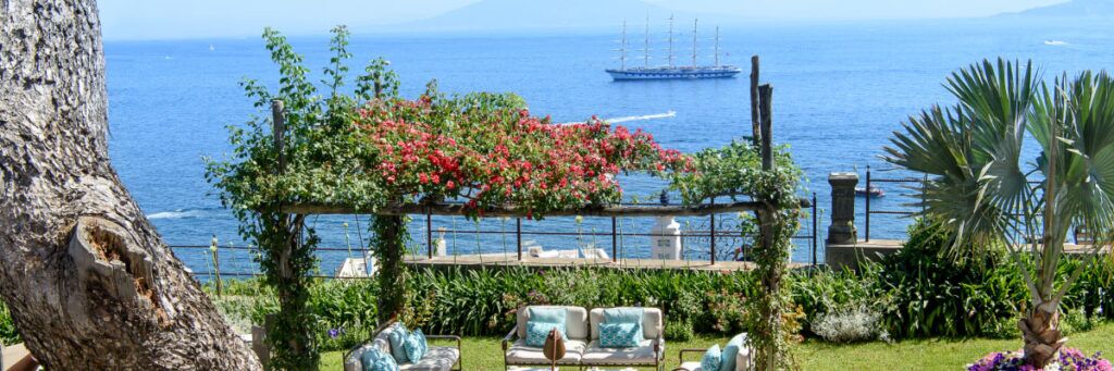 Vista della Villa sul mare di Capri. Giardino con fiori e mare all'orizzonte