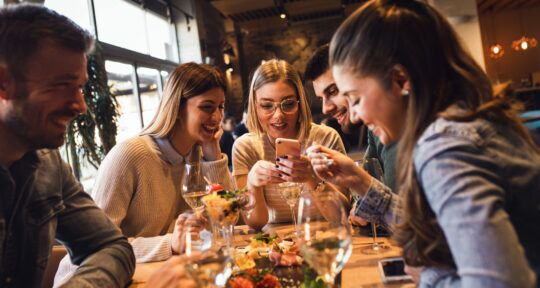 Ragazzi ricevono notifica di fidelizzazione da CRM per ristorante