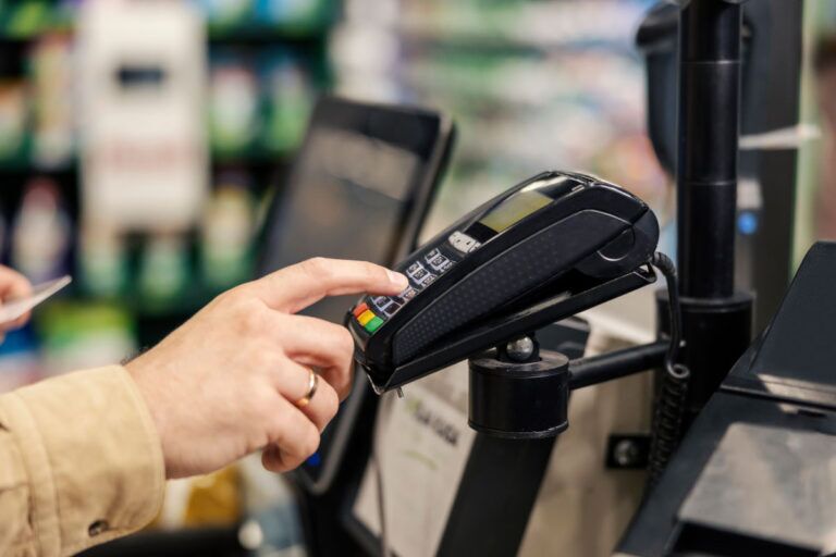 Cliente digita il pin durante pagamento nel supermercato
