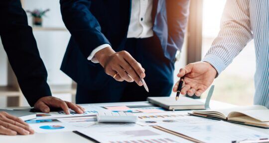 Manager utilizzano un software per la gestione delle provvigioni