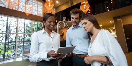 Cómo crear una experiencia phygital en hoteles con un PMS conectado