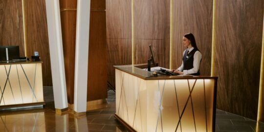 Check-out en hoteles: cómo agilizar el proceso y evitar errores en el cobro final