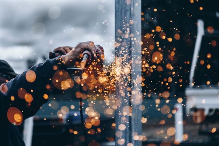Operaio al lavoro in un progetto su commessa.