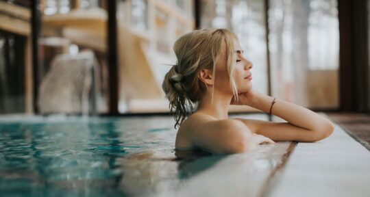 ragazza si rilassa con il turismo termale