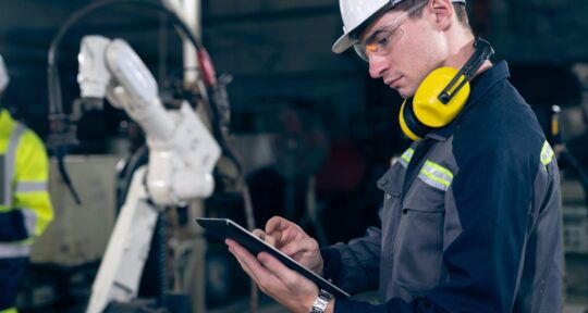 Operatore utilizza un software per la pianificazione della produzione