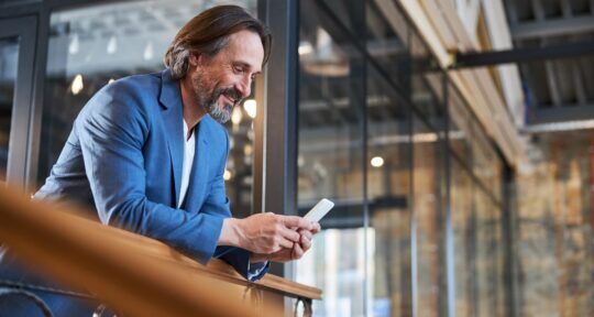 Hotel manager utilizza l'app Hub OS