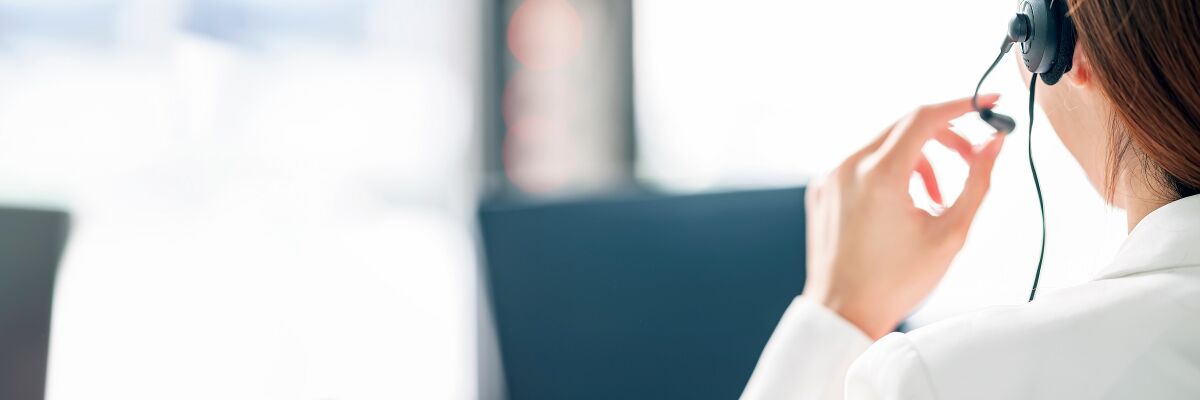 dipendente customer service che lavora