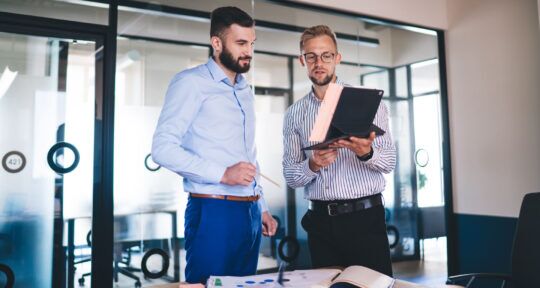 due colleghi controllano dati di Data Driven Retail