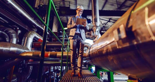 impiegato in parte produttiva dell'azienda che legger articolo sulla process automation