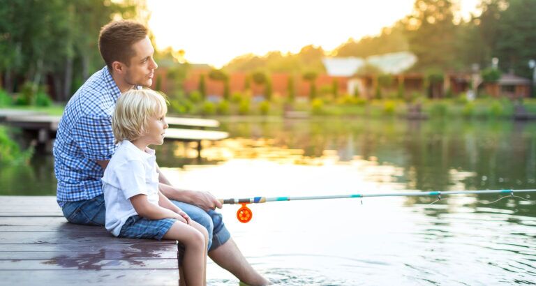 IT Manager pesca tranquillo con suo figlio al fiume.