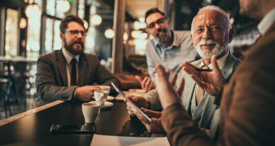 Restaurant manager discutono del controllo di gestione nella ristorazione