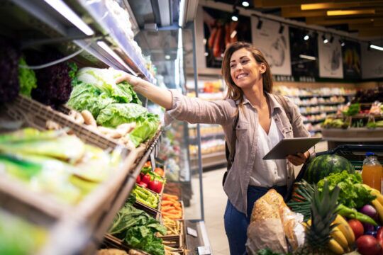 Con spesa facile acquirente prende un'insalata nell'area ortofrutta