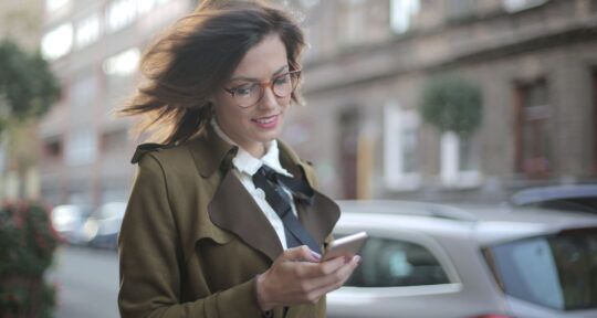 Donna fa il self check-in