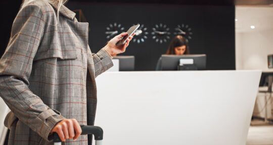 Cliente in hotel mentre staff utilizza software integrati