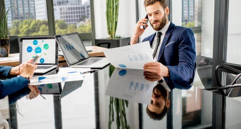 Store manager analizza dati con la business intelligence alla scrivania