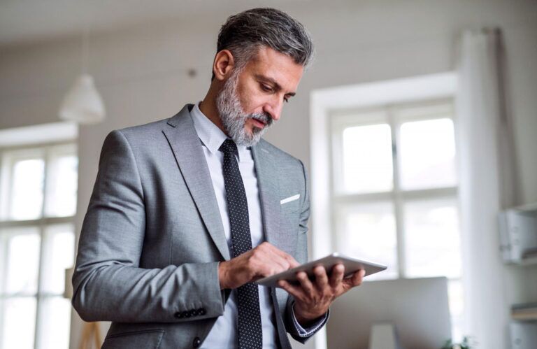 Cover-App Manager di una PMI lavora con app per PMI in un tablet.