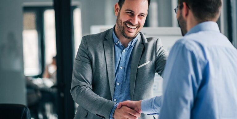 Cover-CRM Stretta di mano tra Sales Manager e cliente del CRM.