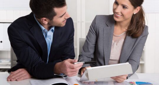 Albergatori discutono dei dati del controllo di gestione