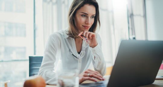 ragazza lavora nell'ufficio economato dell'hotel