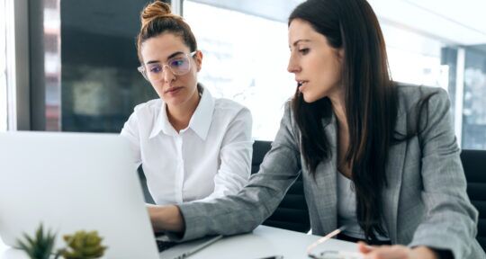 Colleghe parlano di automazione delle approvazioni con Power Automate