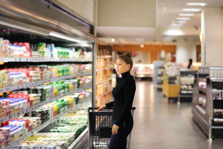Donna fa la spesa guardando le etichette elettroniche