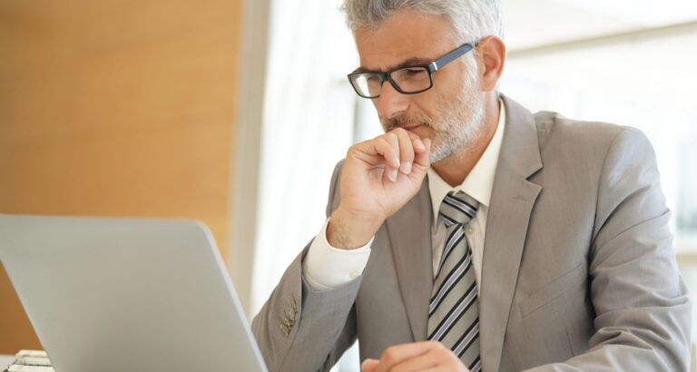 Manager guarda lo schermo di un pc