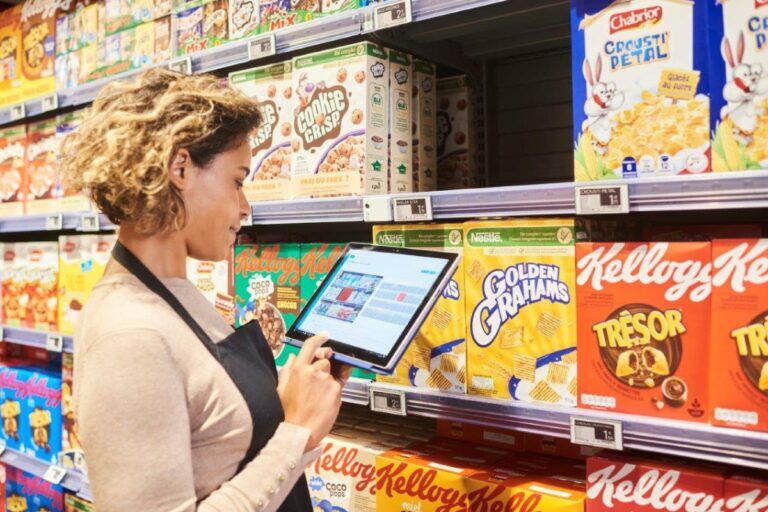Operatore modifica le etichette elettroniche del supermercato