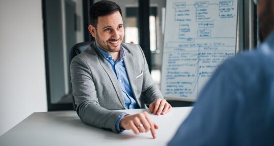 cover blog ERP multi company uomo in giacca sorridente