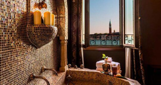 Interno del Metropole hotel, bagno con mosaico e vista su San Marco