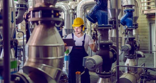 controllo avanzamento produzione operaio in un impianto di fabbrica